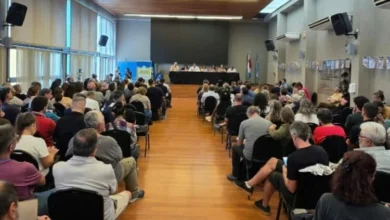 Imagen de docentes en protesta con banderas y carteles
