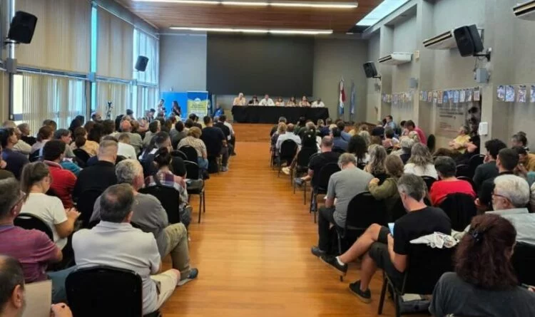 Imagen de docentes en protesta con banderas y carteles