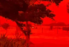 Imagen de un cielo rojo sangre en Australia debido al ciclón Narelle