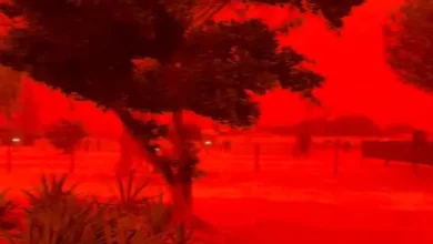 Imagen de un cielo rojo sangre en Australia debido al ciclón Narelle