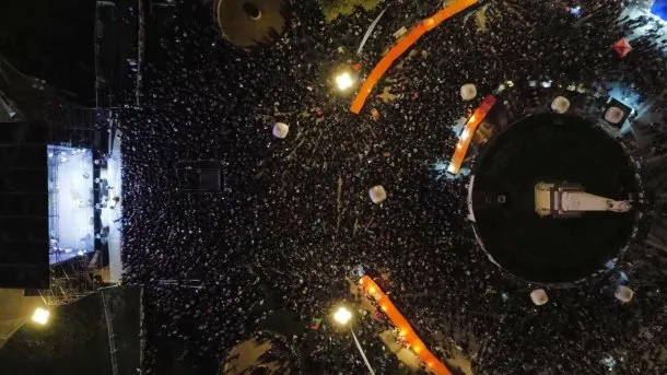 Imagen de la multitud reunida en Plaza de Mayo para la Vigilia por la Identidad