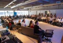 Imagen de una persona trabajando en una startup con dispositivos tecnológicos