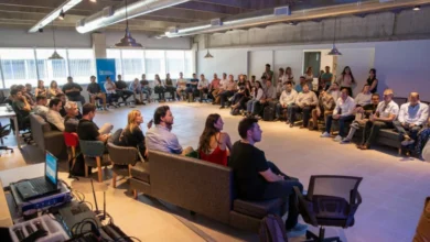 Imagen de una persona trabajando en una startup con dispositivos tecnológicos