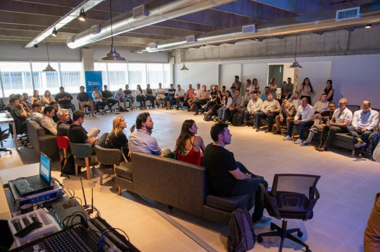 Imagen de una persona trabajando en una startup con dispositivos tecnológicos