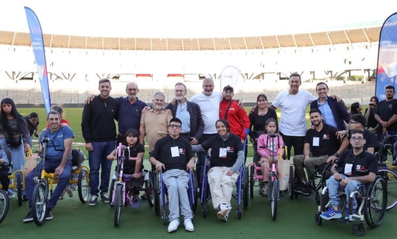Entrega de bicicletas adaptadas en el Estadio Mario Alberto Kempes