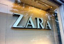 Imagen de un hacker con un smartphone