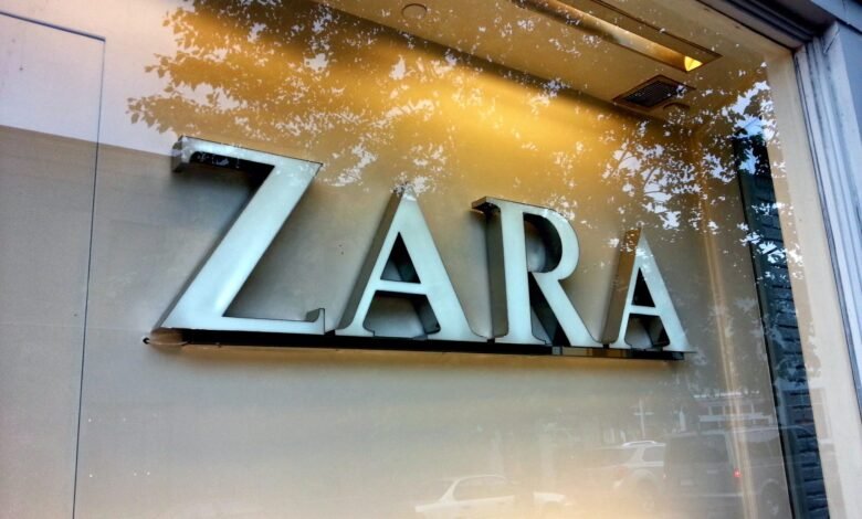 Imagen de un hacker con un smartphone