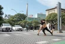 Bailarines en la calle durante la intervención urbana 'Baile con acento cordobés'