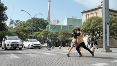 Bailarines en la calle durante la intervención urbana 'Baile con acento cordobés'