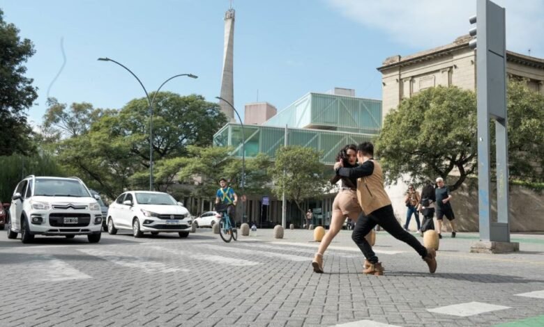 Bailarines en la calle durante la intervención urbana 'Baile con acento cordobés'