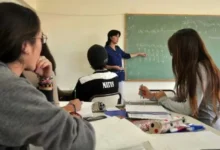 Estudiantes y docentes en una escuela cordobesa, con un fondo de seguridad y vigilancia