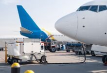 Aviones esperando en un aeropuerto