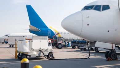 Aviones esperando en un aeropuerto