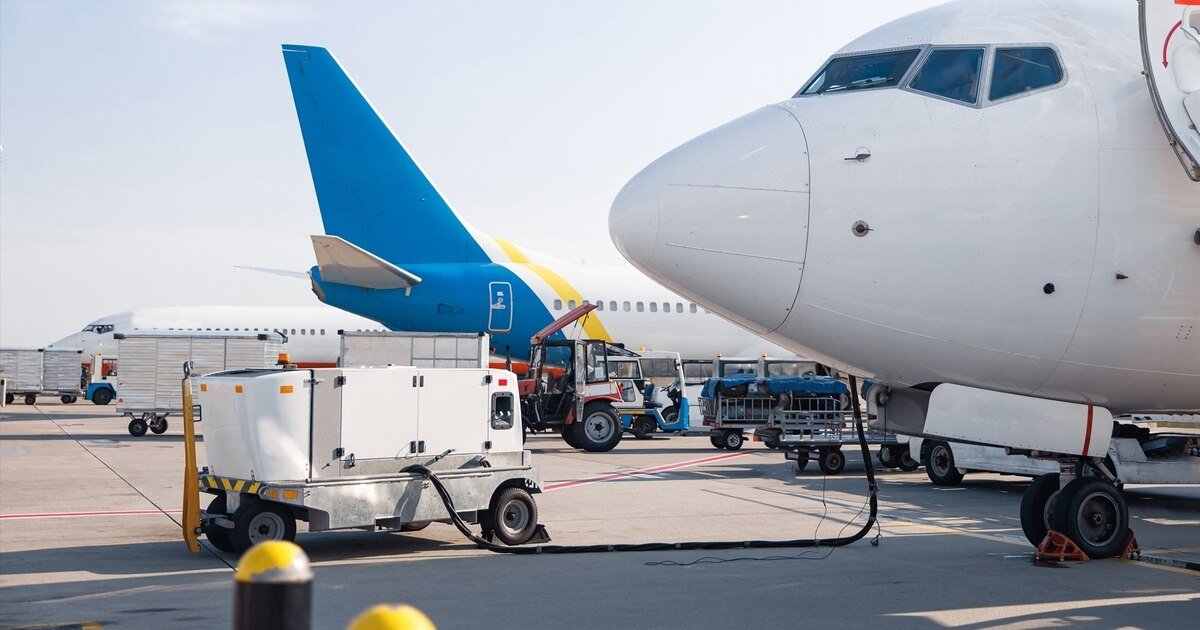 Aviones esperando en un aeropuerto