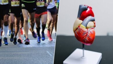 Corredor cruzando la meta de una maratón