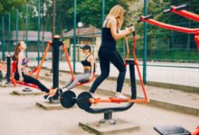 Persona haciendo ejercicio en un parque urbano