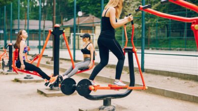 Persona haciendo ejercicio en un parque urbano