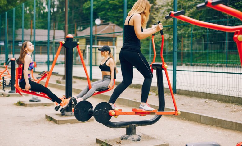 Persona haciendo ejercicio en un parque urbano