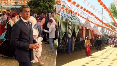 Imagen de la Feria de Sevilla con personas disfrutando del evento