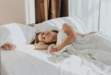 Persona durmiendo tranquilamente con una expresión de paz en su rostro