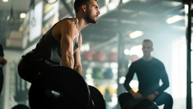 Persona entrenando en el gimnasio