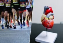 Imagen de un corredor cruzando la meta de un maratón