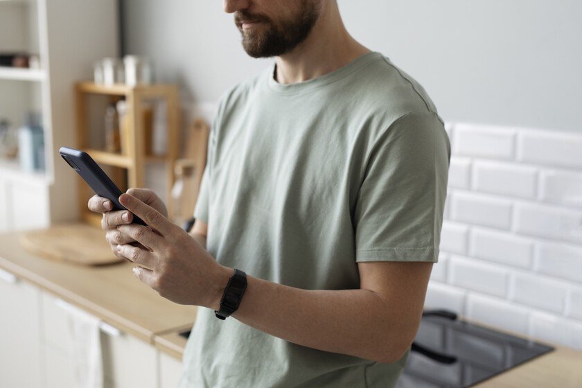 Persona sosteniendo un teléfono inteligente con una expresión de reflexión
