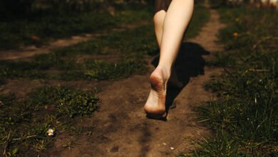 Persona caminando descalza en un sendero natural