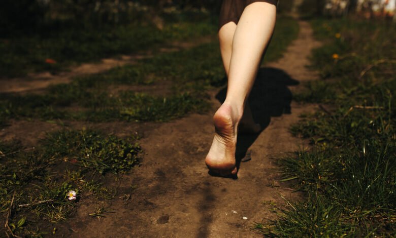Persona caminando descalza en un sendero natural