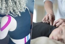 Un fisioterapeuta coloca una tira adhesiva de algodón sobre la piel de un paciente