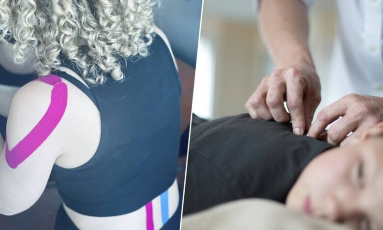 Un fisioterapeuta coloca una tira adhesiva de algodón sobre la piel de un paciente