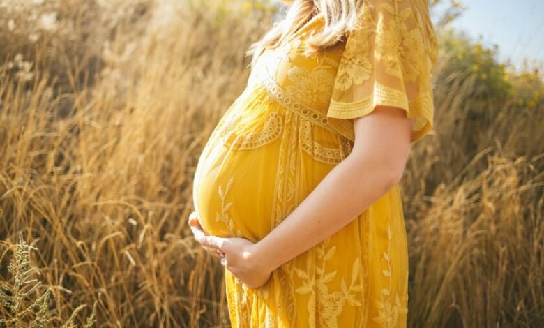 Mujer embarazada realizando ejercicio moderado