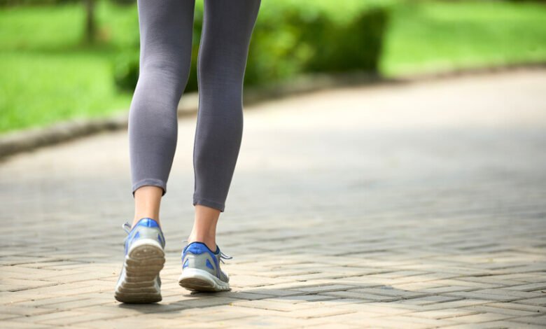Persona haciendo un paseo japonés en un parque