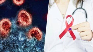 Imagen de un médico mirando un microscopio con una muestra de sangre