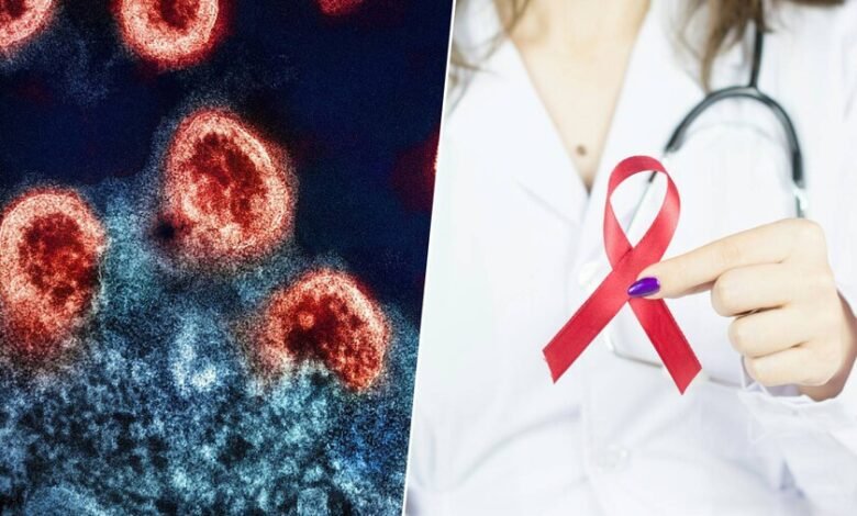 Imagen de un médico mirando un microscopio con una muestra de sangre