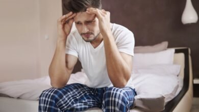 Un hombre duerme con una erección dolorosa