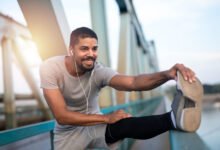 Persona haciendo ejercicio en un parque