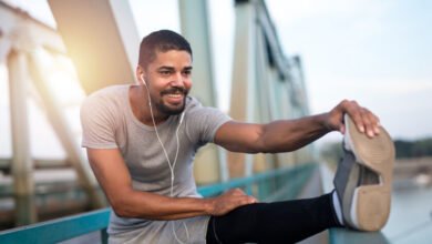 Persona haciendo ejercicio en un parque al aire libre