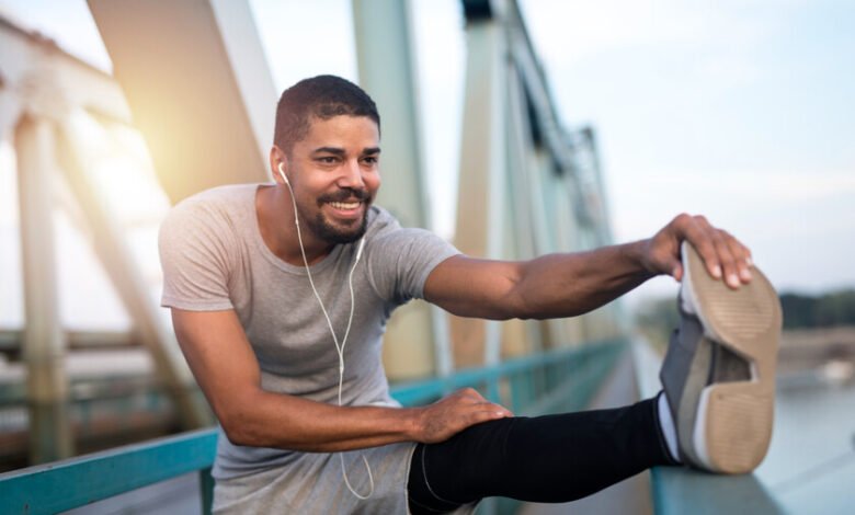 Persona haciendo ejercicio en un parque al aire libre