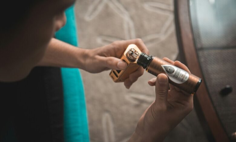 Imagen de un vaper y un adolescente, ilustrando el problema del vapeo entre los jóvenes