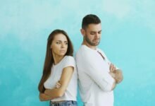 Persona estresada rodeada de personas tóxicas