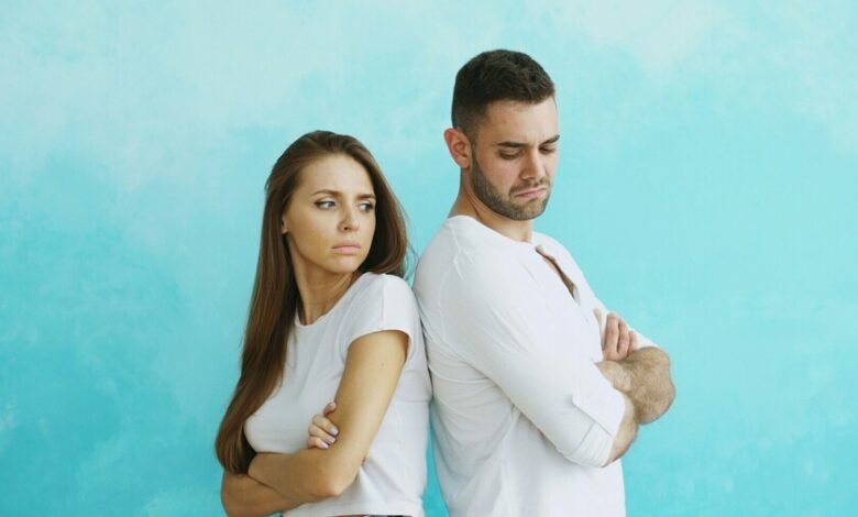 Persona estresada rodeada de personas tóxicas