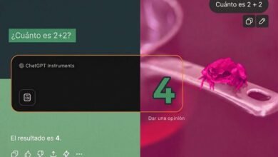 Una persona pensativa con una computadora en el fondo