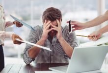 Una persona estresada en el trabajo