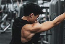 Persona en el gimnasio, sentada en una máquina de pesas