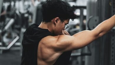 Persona haciendo ejercicio en un gimnasio