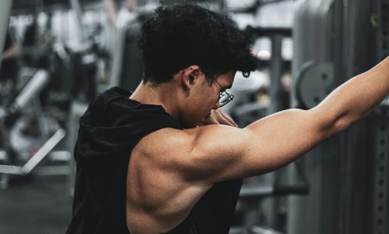 Persona haciendo ejercicio en un gimnasio