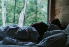 Persona durmiendo en un sofá después del almuerzo