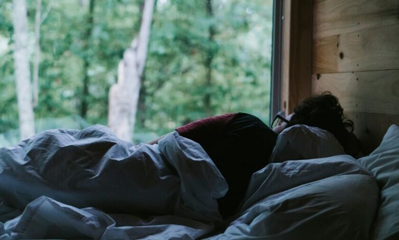 Una imagen de una persona durmiendo en una silla, con un título que dice 'La siesta: una virtud o un vicio?'