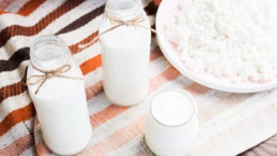 Una taza de kéfir con frutas y granola